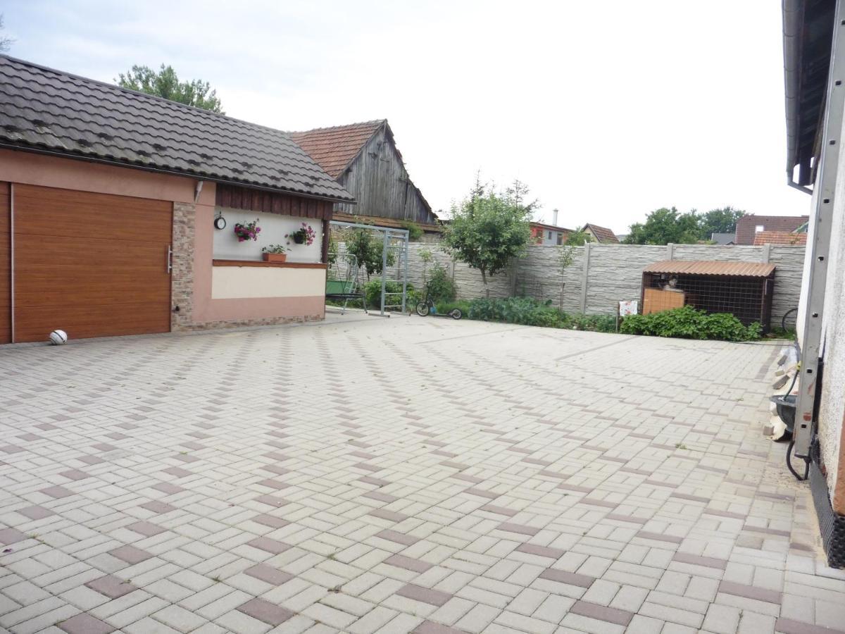 Ubytovanie v súkromí 85 suterén Bešeňová Exteriér fotografie